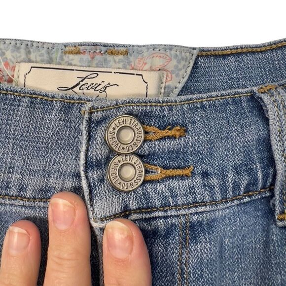 Levi's San Francisco high rise  Denim Shorts Red Tab Size 8 - Picture 6 of 16